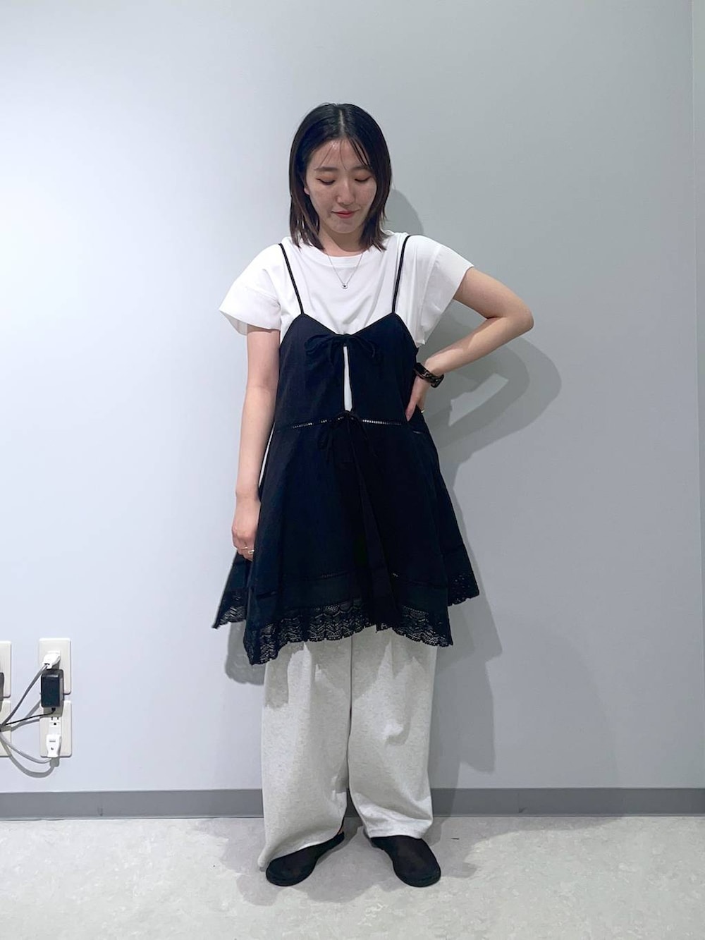 「ベーシック/シンプル、高見え、低身長、カジュアル、ゆったり、モノトーン、シンプルコーデ、大人カジュアル、きれいめカジュアル」｜「LOWRYS FARMのカットイージーコクーンパンツ２ 491345（デニムパンツ、グレー系）」を使った、manaさん（レディース・153cm）の夏コーディネートの2枚目の写真
