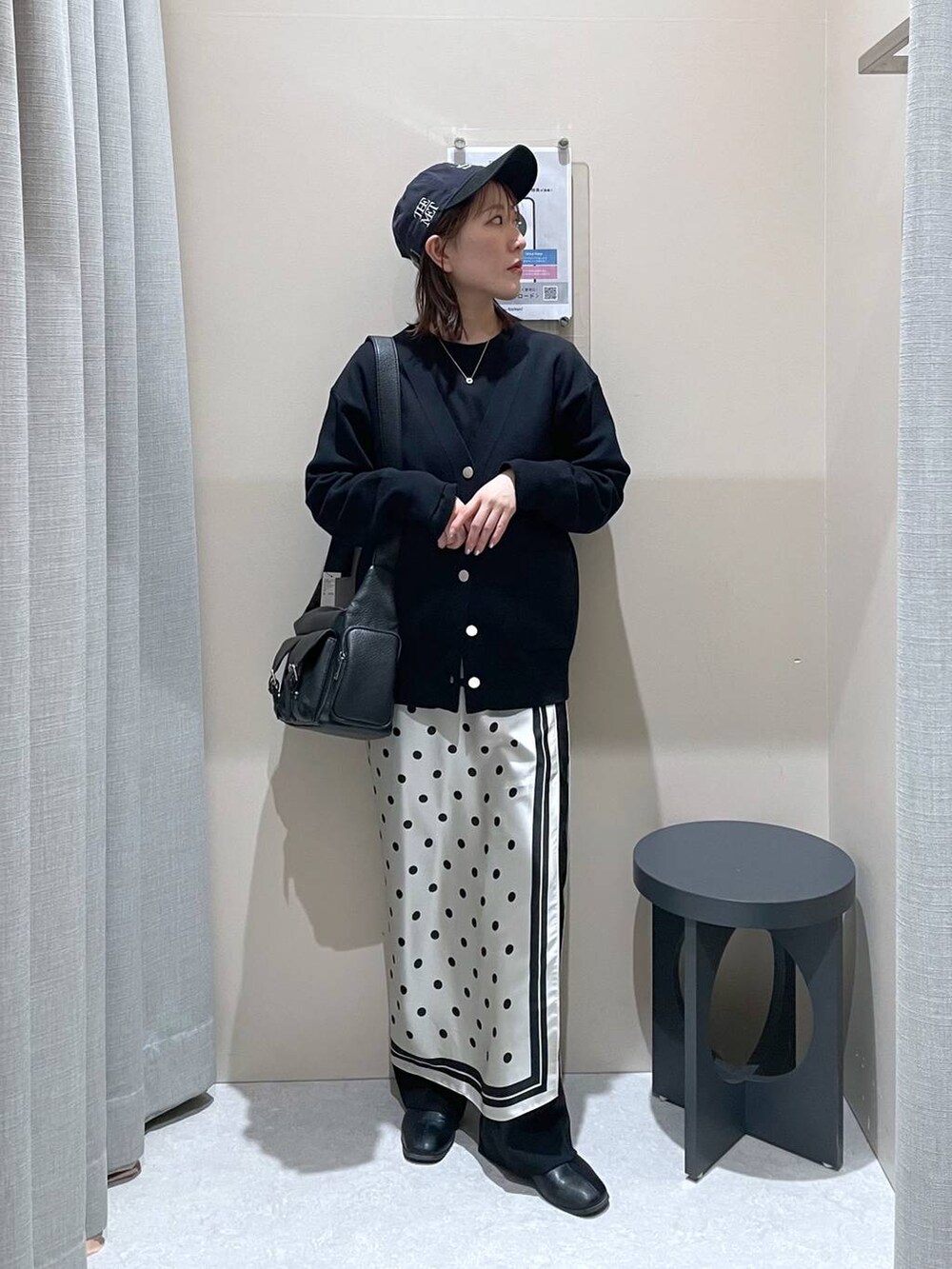 ブラック系のカーディガン/ボレロ、ブラック系のショルダーバッグ、ベージュ系のバンダナ/スカーフを着用したレディースの冬コーディネートの5枚目の写真