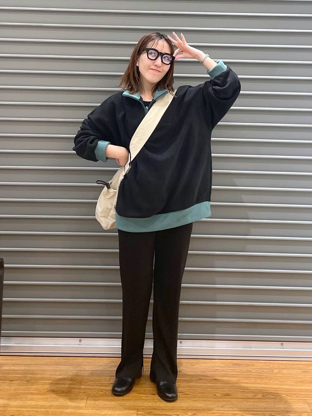 ブラック系のその他パンツ、ブラック系のTシャツ/カットソー、ブラック系のブーツを着用したレディースの冬コーディネートの3枚目の写真