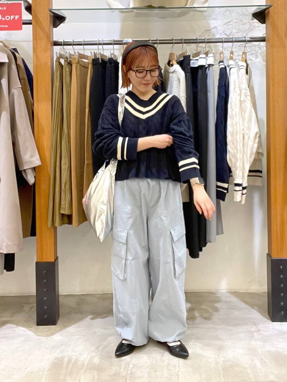 ブルー系のカーゴパンツ、シルバー系のトートバッグ、ブラック系のパンプスを着用したレディースの冬コーディネートの4枚目の写真