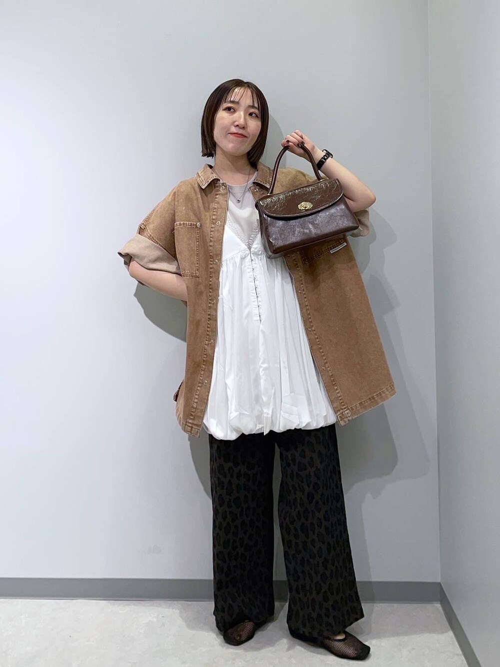 ベージュ系のシャツ/ブラウス、グレー系のその他パンツ、ホワイト系のキャミソールを着用したレディースの夏コーディネートの3枚目の写真