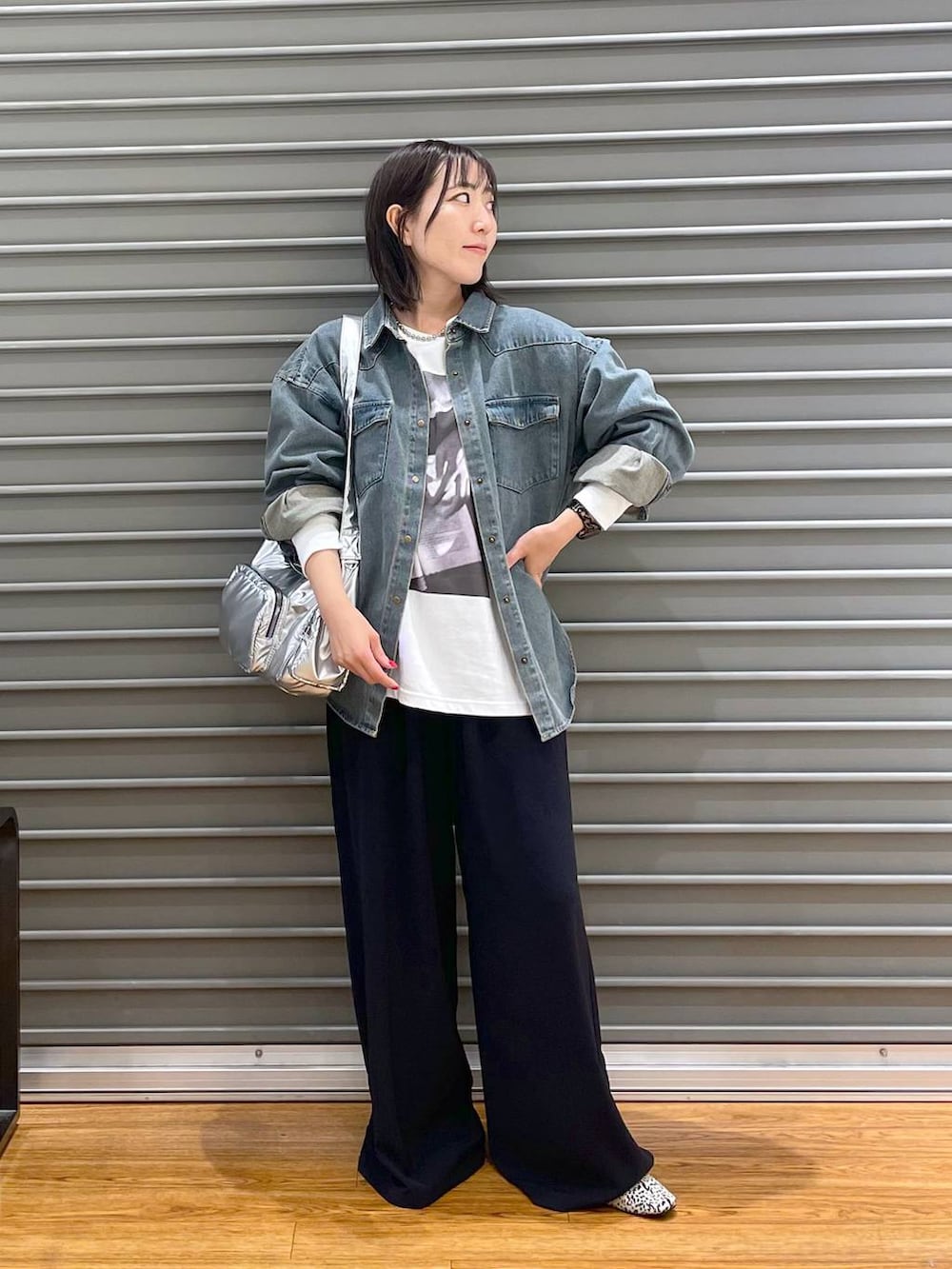 シルバー系のショルダーバッグ、ブルー系のシャツ/ブラウス、ホワイト系のTシャツ/カットソーを着用したレディースの秋コーディネートの2枚目の写真