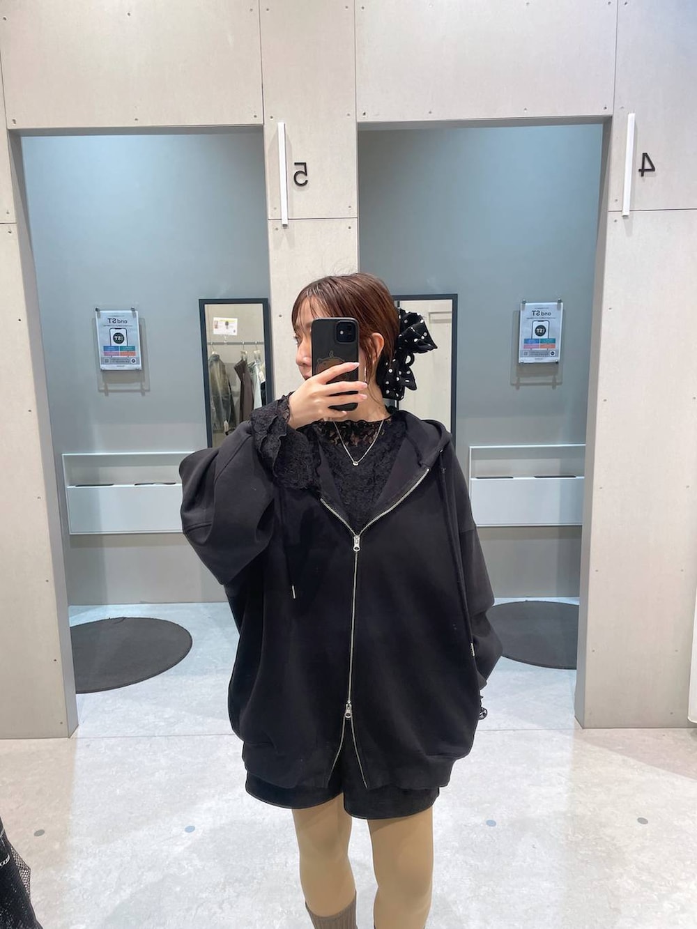 ブラック系のパーカー、ブラック系のその他パンツ、ブラック系のバレッタ/ヘアクリップを着用したレディースの冬コーディネートの2枚目の写真