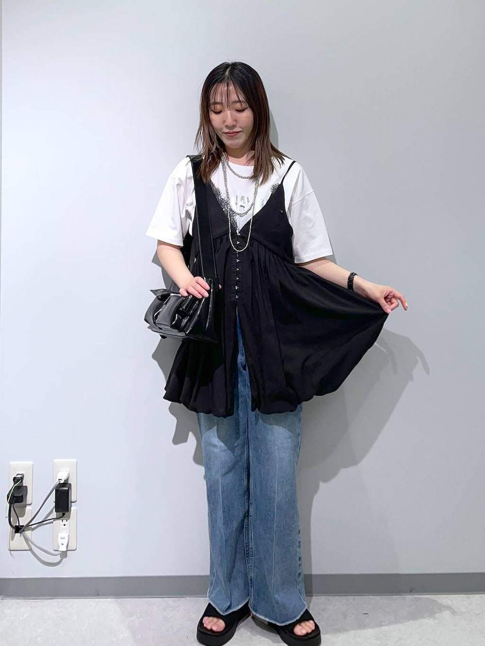 「低身長、シンプルコーデ、大人カジュアル、カジュアル、ベーシック/シンプル、高見え、ゆったり、モノトーン、きれいめカジュアル」｜「GLOBAL WORKのリッチクリーンプリントT半袖/147640（Tシャツ/カットソー、ホワイト系）」を使った、manaさん（レディース・153cm）の春コーディネートの4枚目の写真