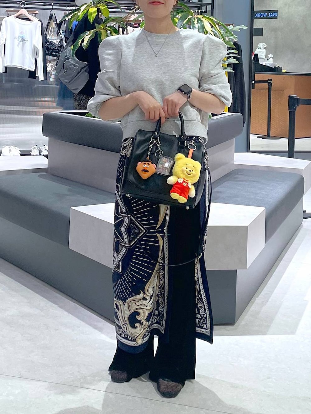 ブラック系のその他パンツ、グレー系のスウェットを着用したレディースの秋コーディネートの4枚目の写真