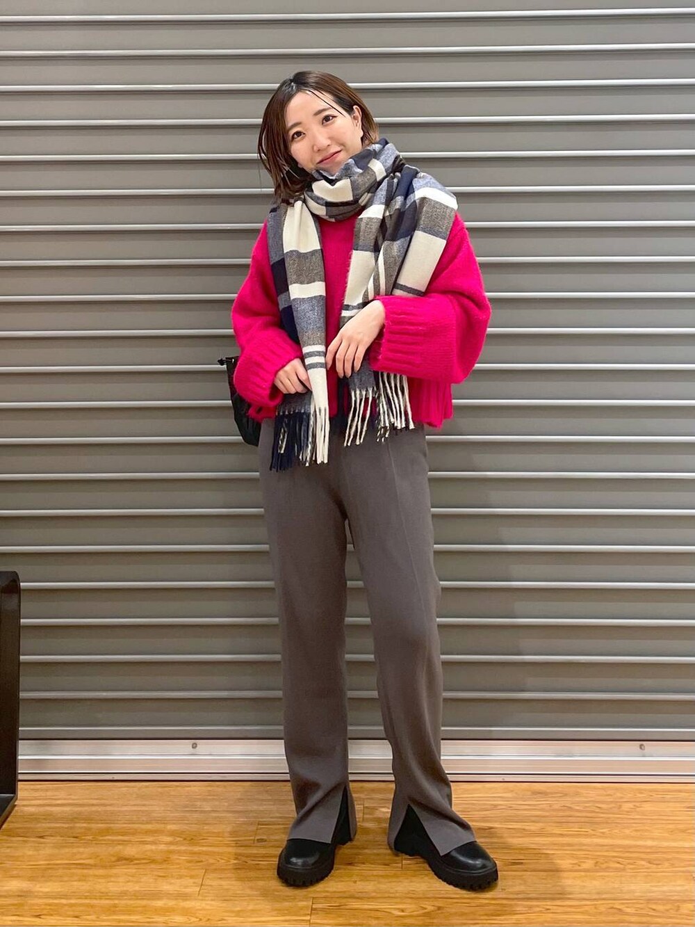 グレー系のその他パンツ、ブラック系のブーツ、ブラック系のバックパック/リュックを着用したレディースの冬コーディネートの2枚目の写真