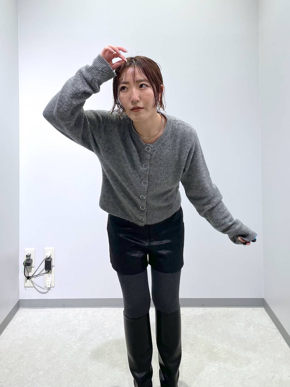 グレー系のカーディガン/ボレロ、ブラック系のその他パンツを着用したレディースの冬コーディネートの5枚目の写真