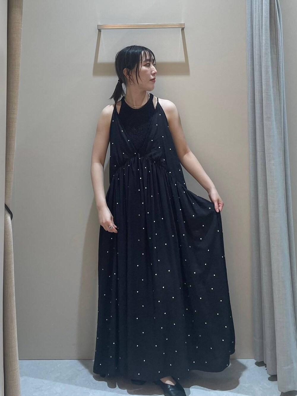 ブラック系のキャミソール、ブラック系のワンピースを着用したレディースの夏コーディネートの2枚目の写真