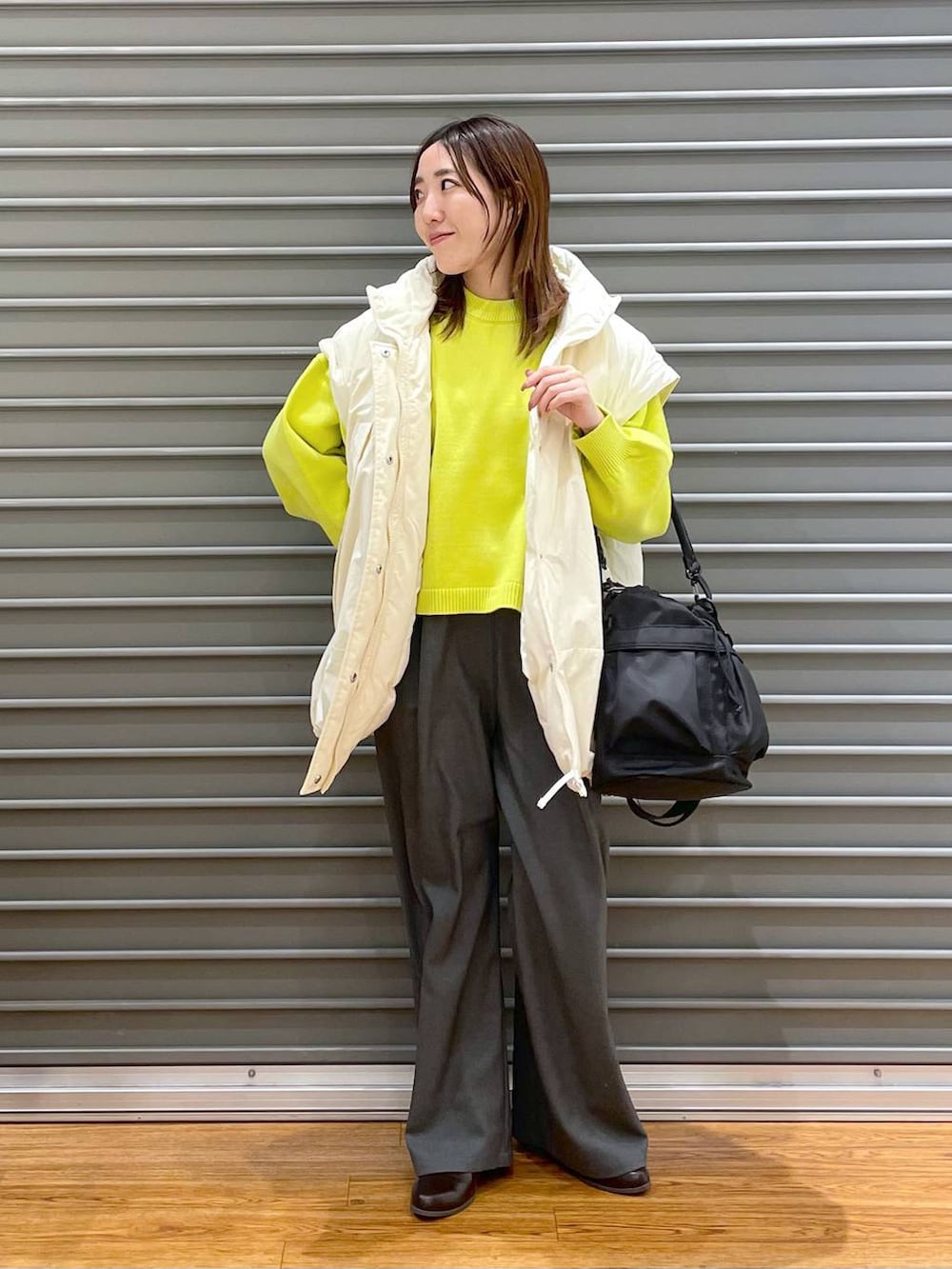 ホワイト系のその他アウター、ブラウン系のブーツ、グレー系のその他パンツを着用したレディースの冬コーディネートの2枚目の写真