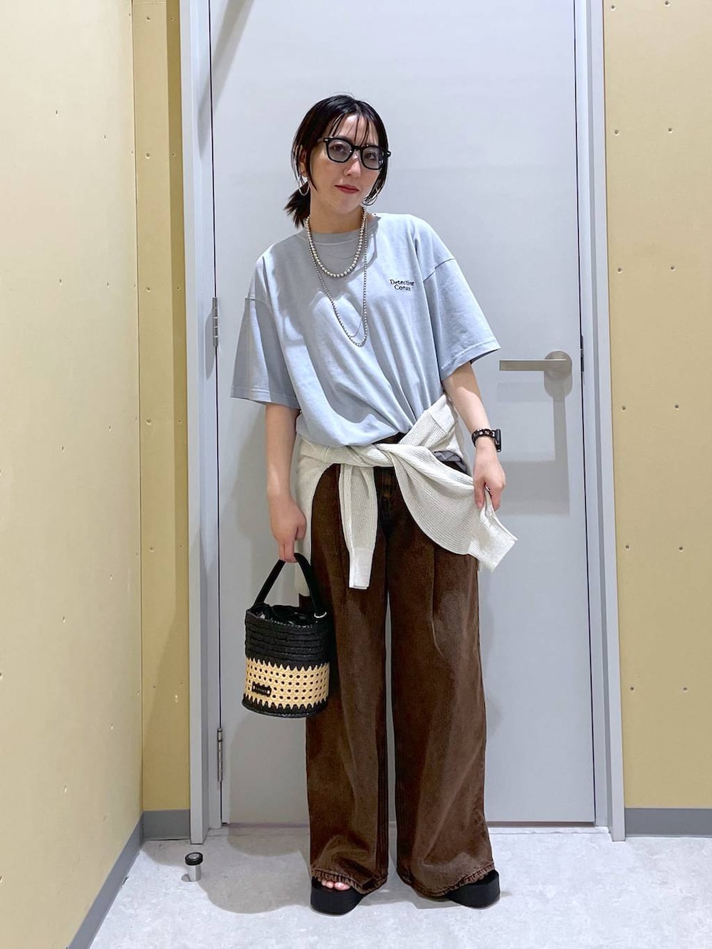 「低身長、カジュアル、ベーシック/シンプル、高見え、ゆったり、モノトーン、シンプルコーデ、大人カジュアル、きれいめカジュアル」|「LOWRYS FARMのカンドウフィットニットサンダル 283661(サンダル、シルバー系)」を使った、manaさん(レディース・153cm)の夏コーディネートの3枚目の写真