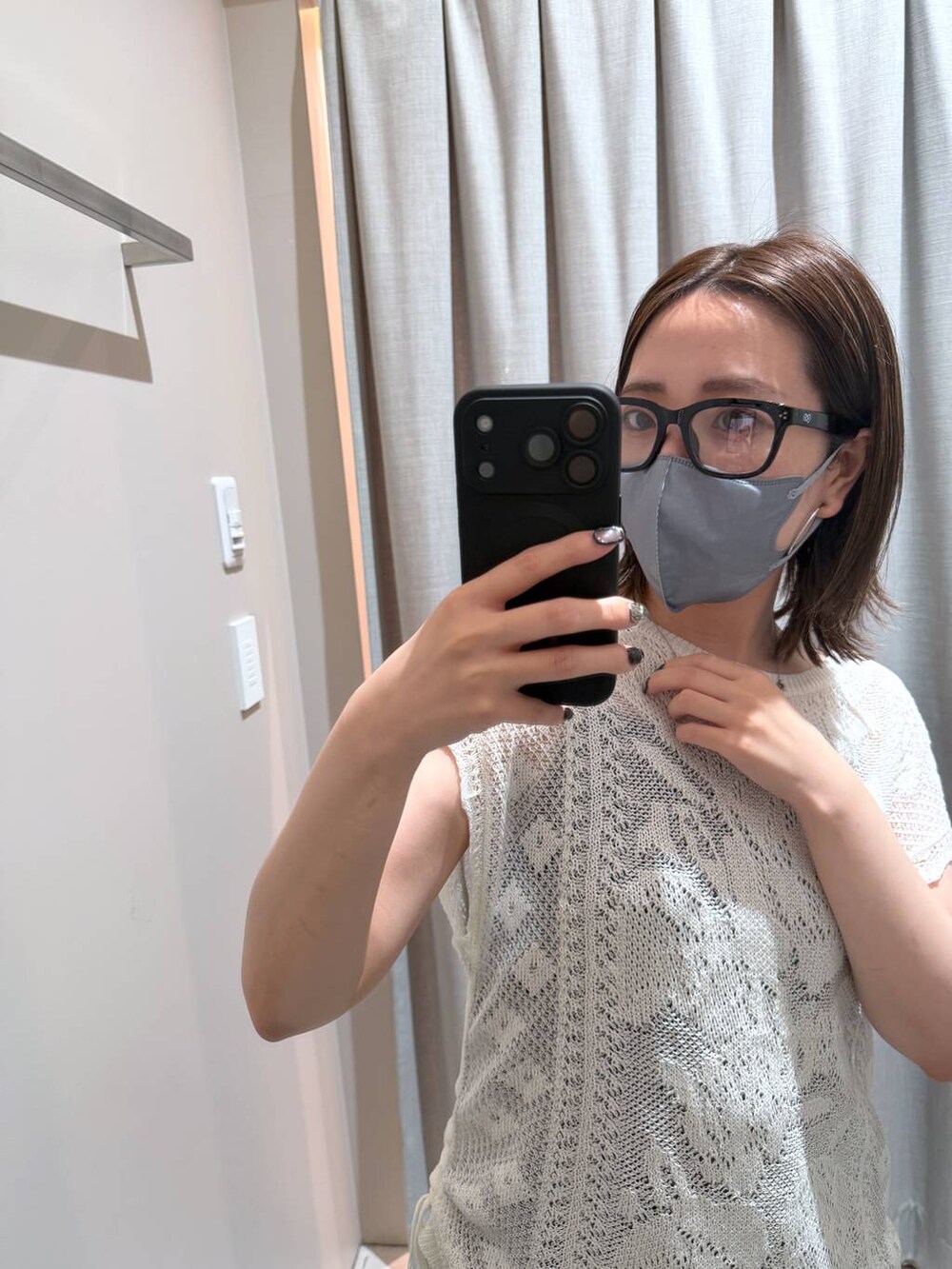 ホワイト系のニット/セーター、ブラック系のベルトを着用したレディースの夏コーディネートの3枚目の写真