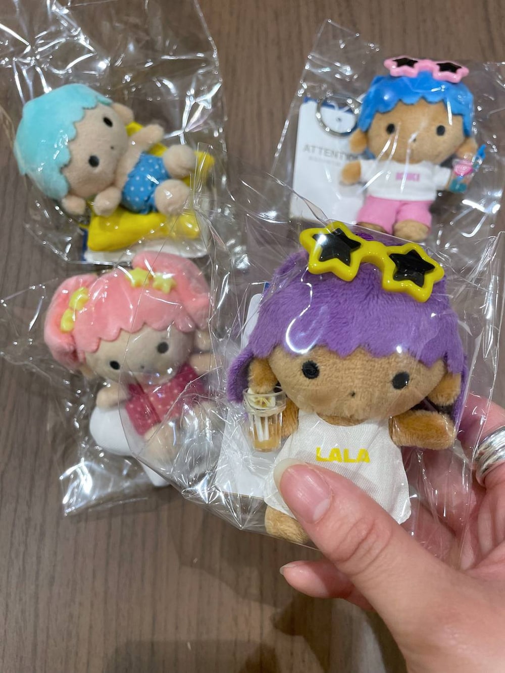 その他のキーホルダーを着用したレディースの春コーディネートの2枚目の写真
