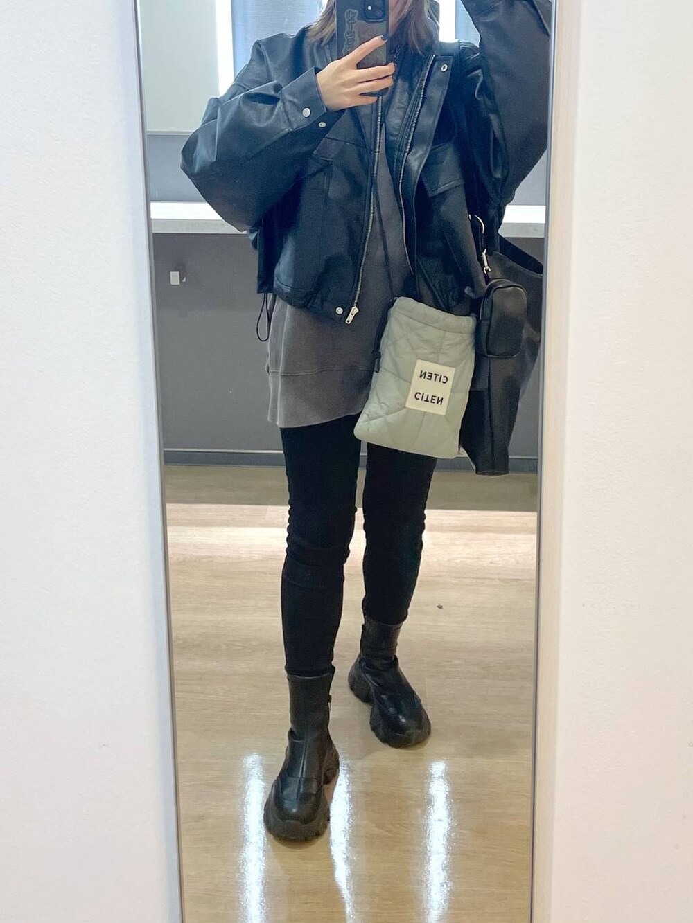 ブラック系のスウェット、ブラック系のデニムパンツ、ブラック系のニットキャップ/ビーニーを着用したレディースの秋コーディネートの2枚目の写真