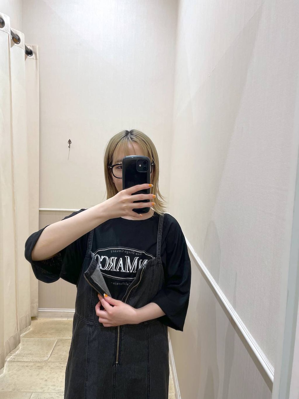 グレー系のワンピース、ブラック系のマタニティウェア/グッズを着用したレディースの夏コーディネートの3枚目の写真