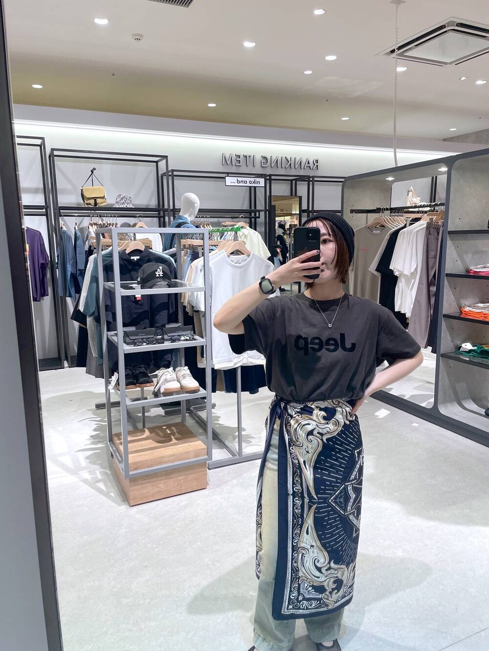 ブルー系のデニムパンツ、グレー系のTシャツ/カットソー、ブルー系のバンダナ/スカーフを着用したレディースの夏コーディネートの2枚目の写真