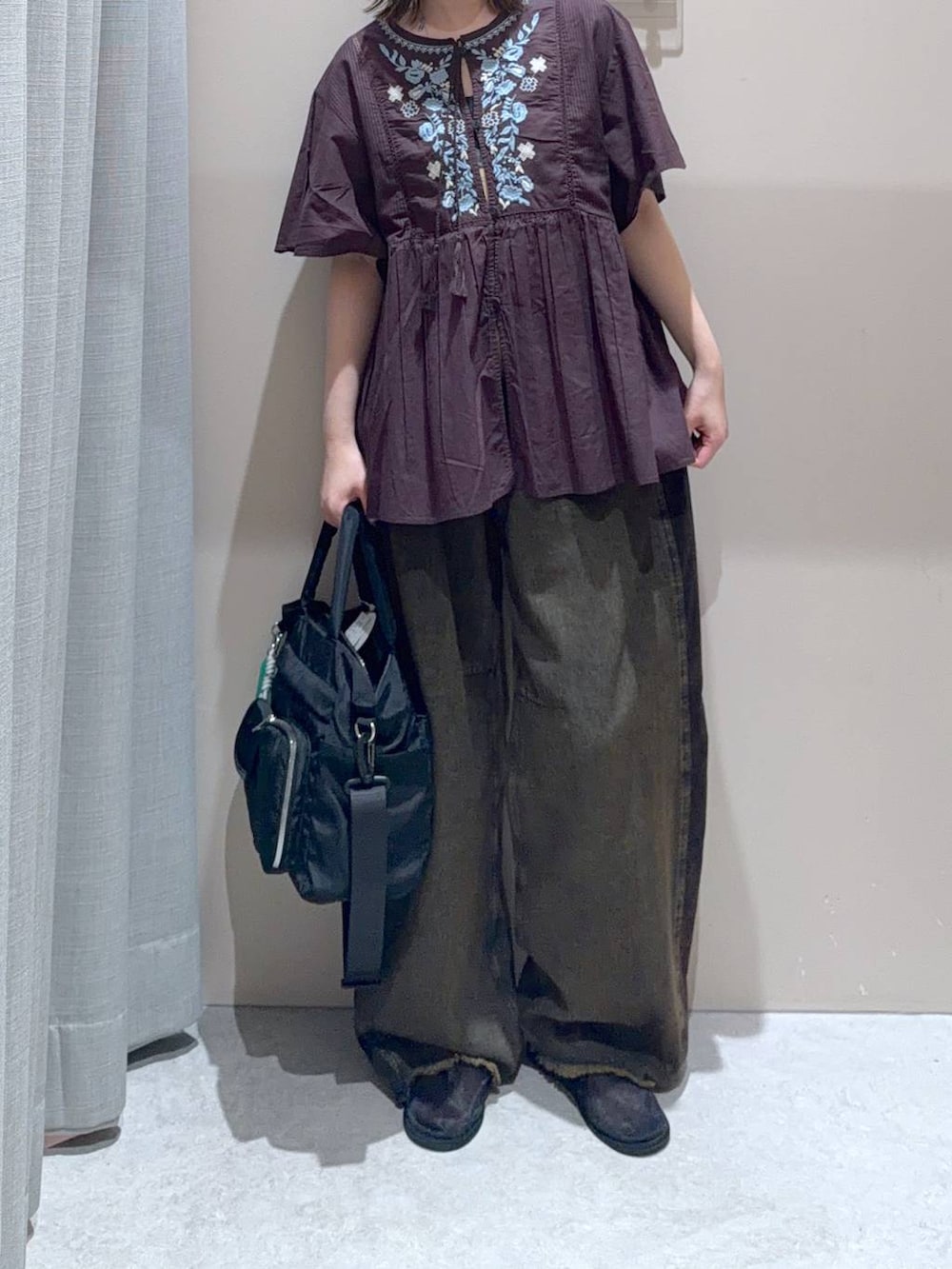 ブラック系のトートバッグ、ブラウン系のシャツ/ブラウス、ブラウン系のデニムパンツを着用したレディースの夏コーディネートの2枚目の写真
