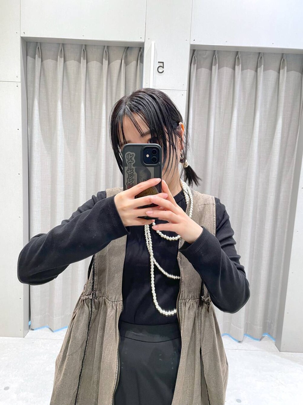 ブラウン系のベスト、ブラック系のその他パンツを着用したレディースの春コーディネートの2枚目の写真