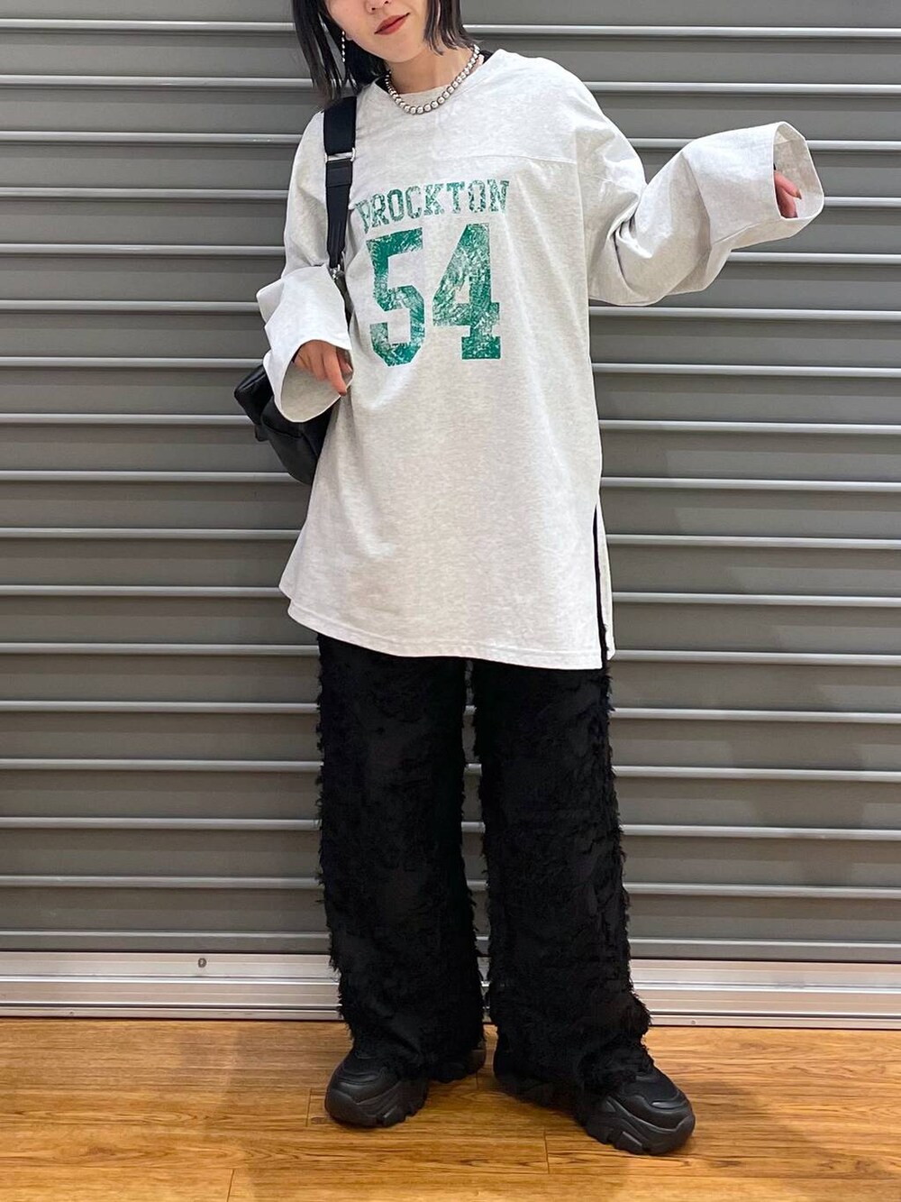 ブラック系のショルダーバッグ、ブラック系のその他パンツ、グレー系のチュニックを着用したレディースの春コーディネートの2枚目の写真