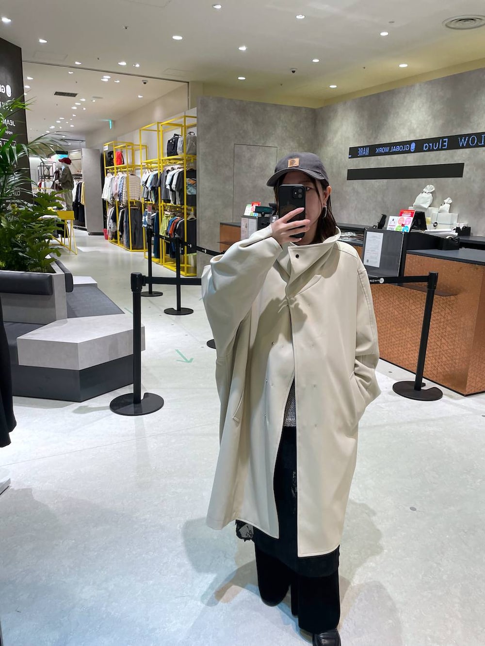 ベージュ系のその他アウター、グレー系のニット/セーター、ブラック系のボディバッグ/ウエストポーチを着用したレディースの春コーディネートの2枚目の写真