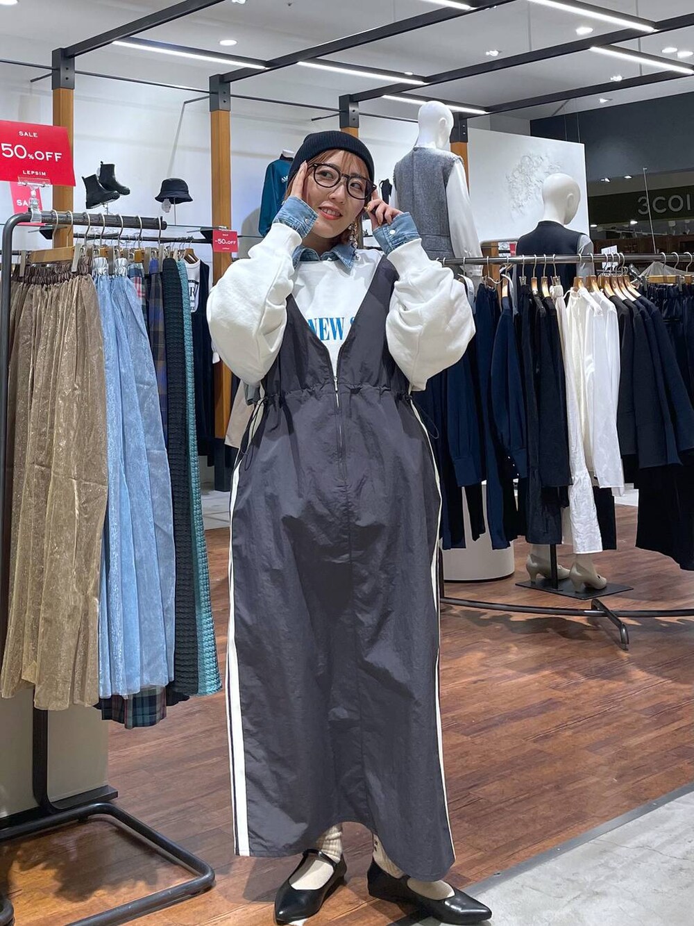 ホワイト系のスウェット、ブルー系のシャツ/ブラウス、ブラック系のパンプスを着用したレディースの春コーディネートの2枚目の写真