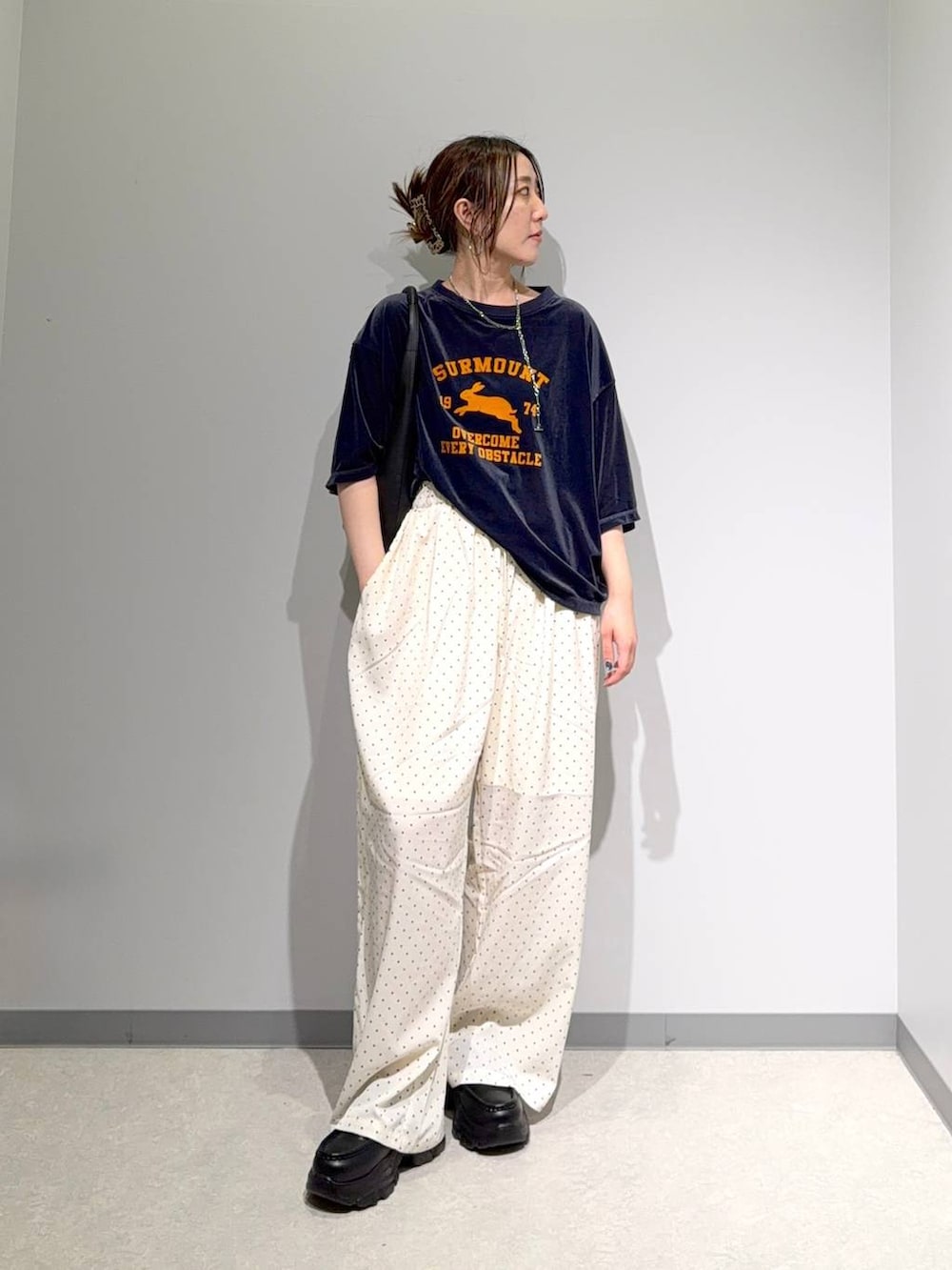 ブルー系のTシャツ/カットソー、ブラック系のトートバッグ、ブラック系のローファーを着用したレディースの夏コーディネートの2枚目の写真