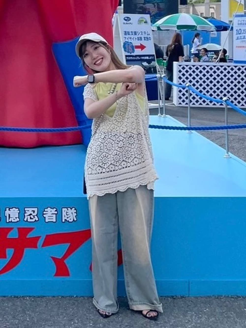 ブルー系のデニムパンツ、ブラック系のバックパック/リュック、グリーン系のキャップを着用したレディースの夏コーディネートの2枚目の写真