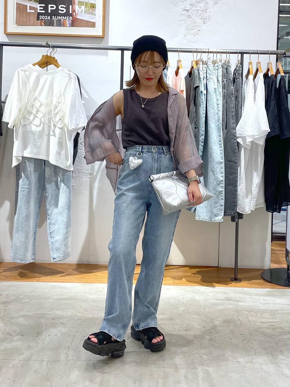 パープル系のシャツ/ブラウス、シルバー系のクラッチバッグ、グレー系のタンクトップを着用したレディースの夏コーディネートの3枚目の写真
