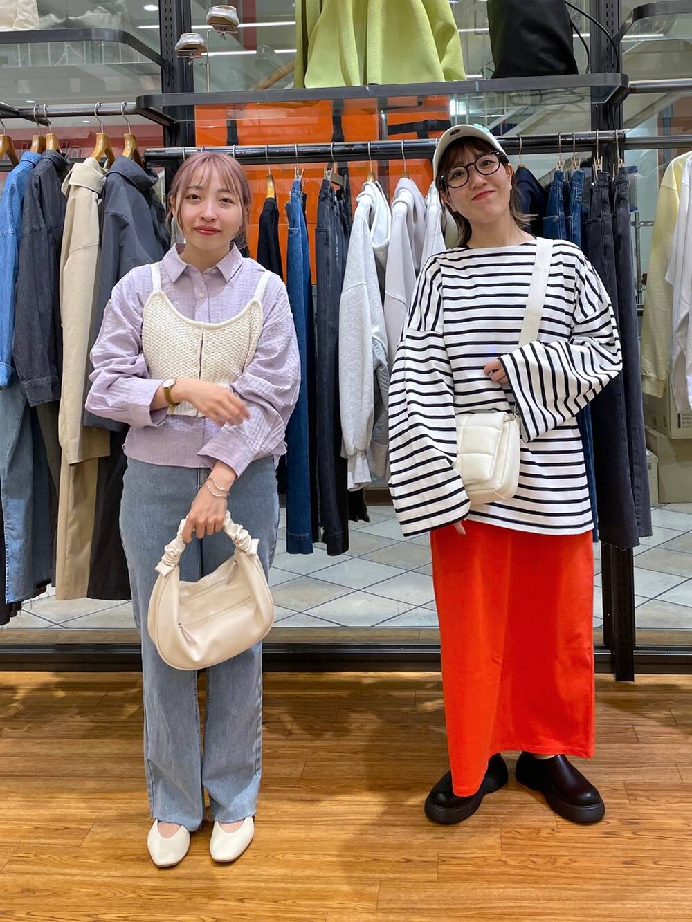 ホワイト系のショルダーバッグ、パープル系のシャツ/ブラウス、ベージュ系のニット/セーターを着用したレディースの春コーディネートの2枚目の写真