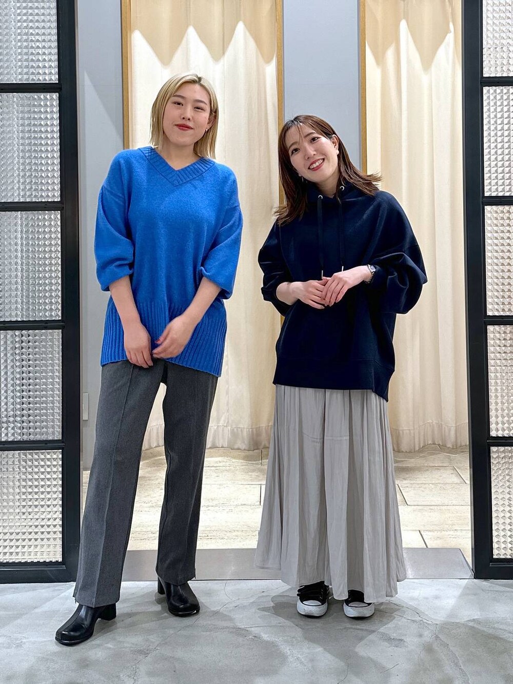 グレー系のその他パンツ、ホワイト系のその他パンツ、ブラック系のブーツを着用したレディースの冬コーディネートの2枚目の写真