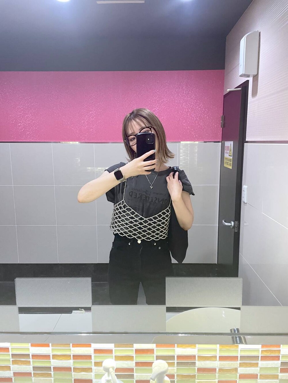 シルバー系のベスト、グレー系のTシャツ/カットソーを着用したレディースの夏コーディネートの3枚目の写真