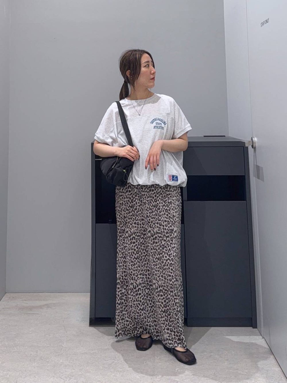 その他のスカート、ベージュ系のTシャツ/カットソー、ブラック系のボストンバッグを着用したレディースの夏コーディネートの2枚目の写真