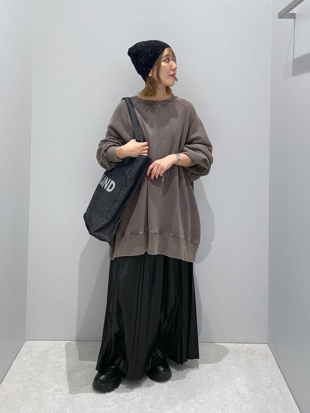 「ベーシック/シンプル、体型カバー、高見え、ゆったり、カジュアル、LEPSIM、低身長」｜「ALANDの【UNISEX】ALAND／デニムマチツキトート 2100102（トートバッグ、ブラック系）」を使った、manaさん（レディース・153cm）の秋コーディネートの4枚目の写真