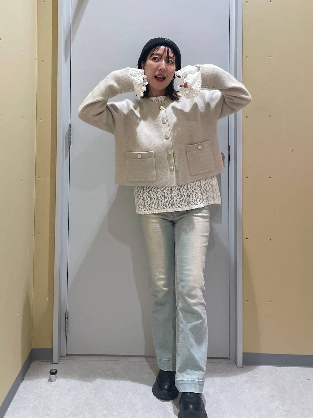 ホワイト系のカーディガン/ボレロを着用したレディースの冬コーディネートの3枚目の写真