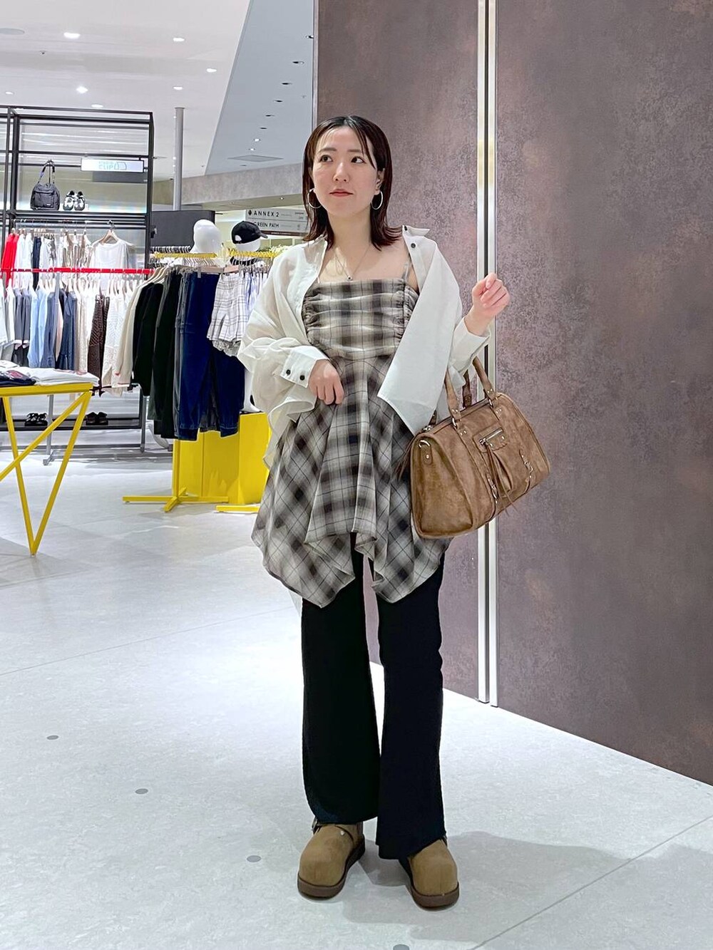 ホワイト系のシャツ/ブラウス、ベージュ系のモカシン/デッキシューズ、ブラック系のその他パンツを着用したレディースの春コーディネートの2枚目の写真