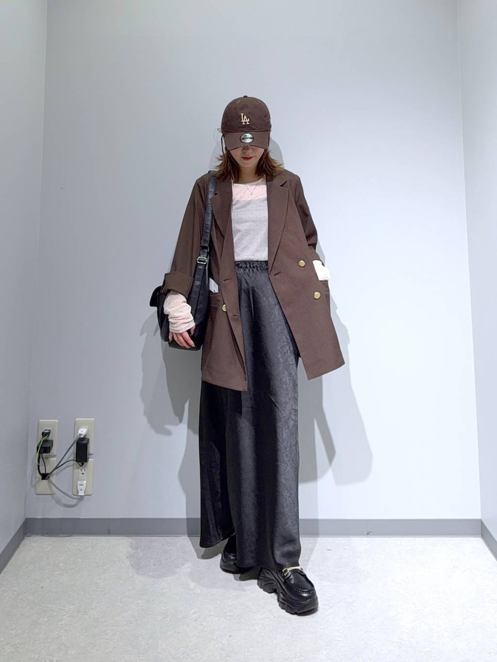 ブラック系のバックパック/リュック、ブラック系のスカート、その他のTシャツ/カットソーを着用したレディースの秋コーディネートの2枚目の写真