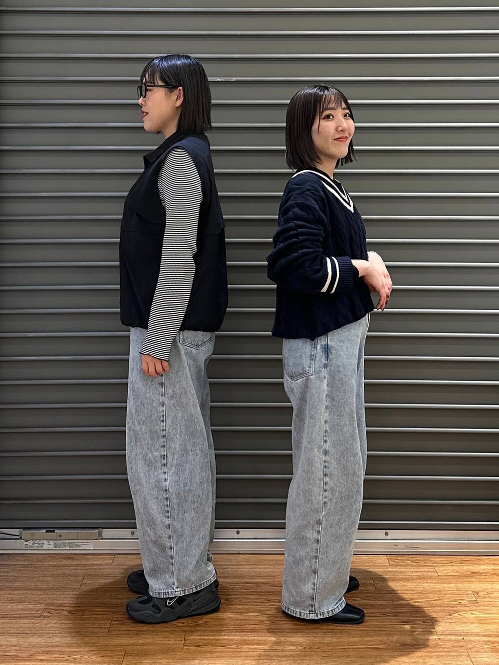 ブルー系のデニムパンツ、ブルー系のデニムパンツ、ブルー系のニット/セーターを着用したレディースの春コーディネートの2枚目の写真