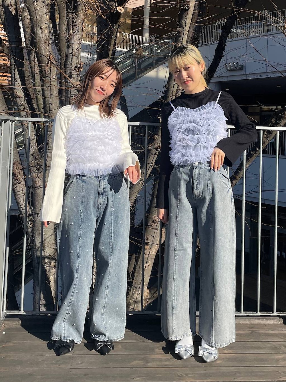 ホワイト系のニット/セーター、ブルー系のデニムパンツ、ブルー系のデニムパンツを着用したレディースの冬コーディネートの2枚目の写真