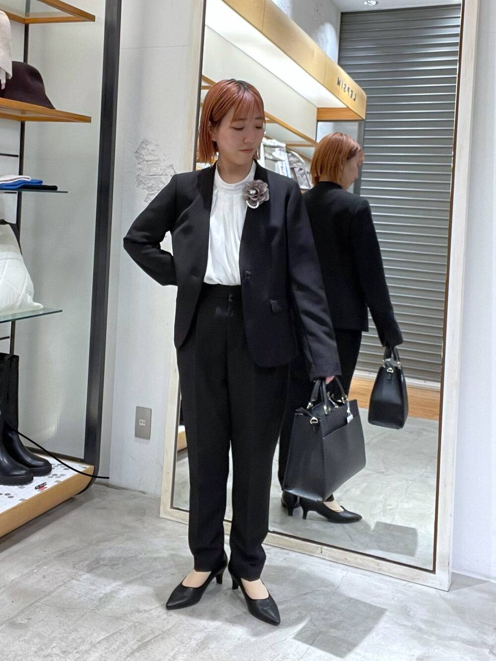 ブラック系のその他パンツ、ブラック系のノーカラージャケット、ホワイト系のシャツ/ブラウスを着用したレディースの冬コーディネートの3枚目の写真