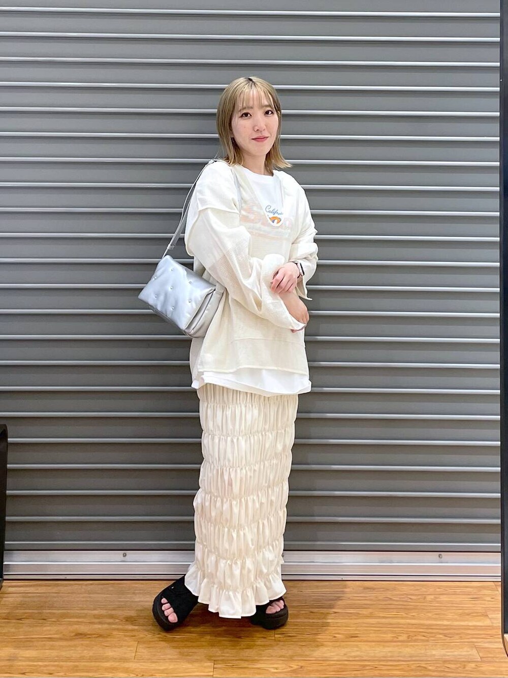 ホワイト系のTシャツ/カットソー、シルバー系のショルダーバッグ、ホワイト系のパーカーを着用したレディースの春コーディネートの2枚目の写真