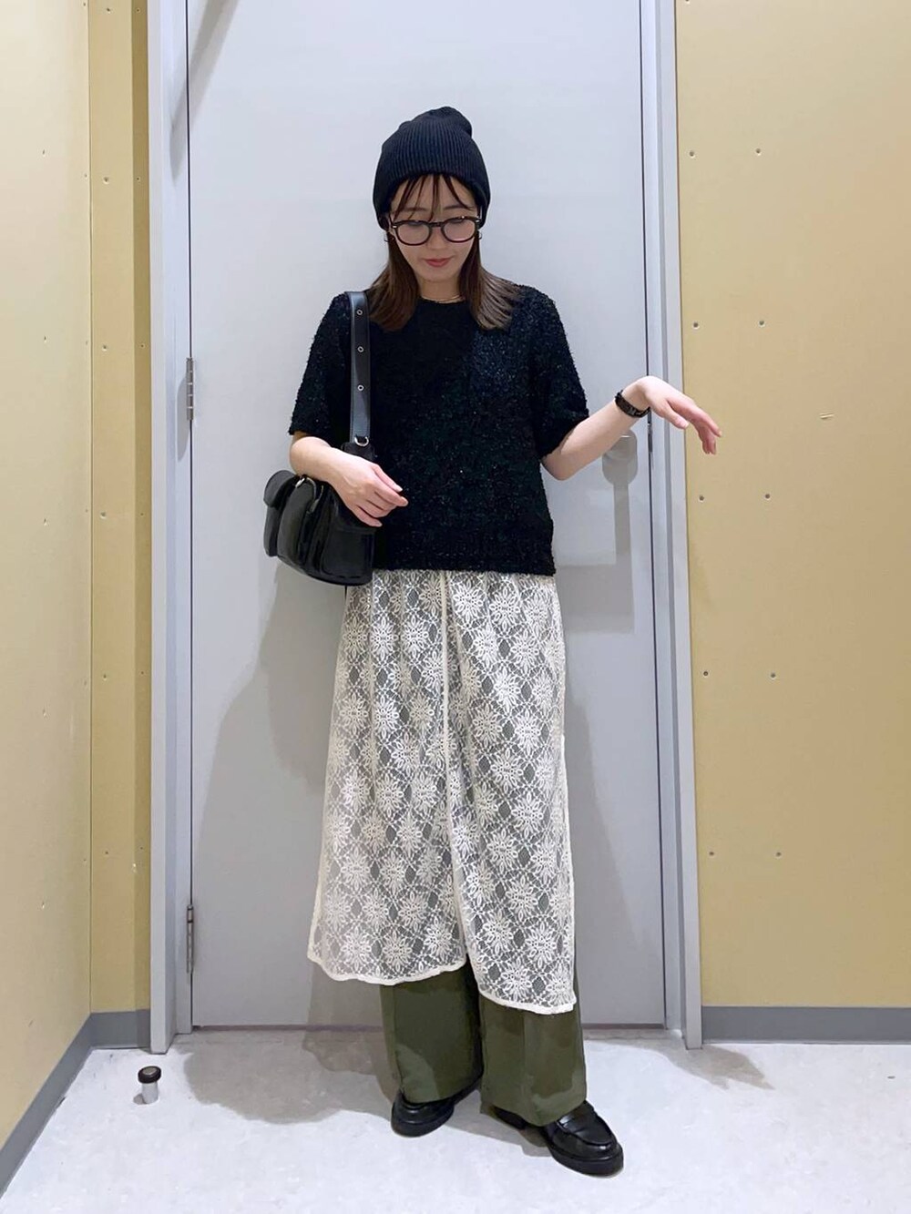 グリーン系のその他パンツ、ブラック系のショルダーバッグ、ホワイト系のワンピースを着用したレディースの春コーディネートの2枚目の写真