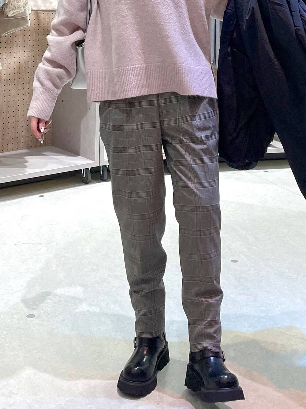 グレー系のその他パンツ、ホワイト系のTシャツ/カットソー、ブラック系のブーツを着用したレディースの冬コーディネートの5枚目の写真