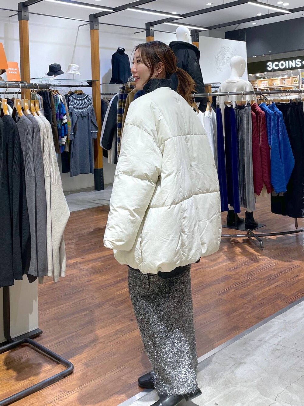 グレー系のTシャツ/カットソー、ホワイト系のその他アウター、ブラック系のスカートを着用したレディースの冬コーディネートの2枚目の写真