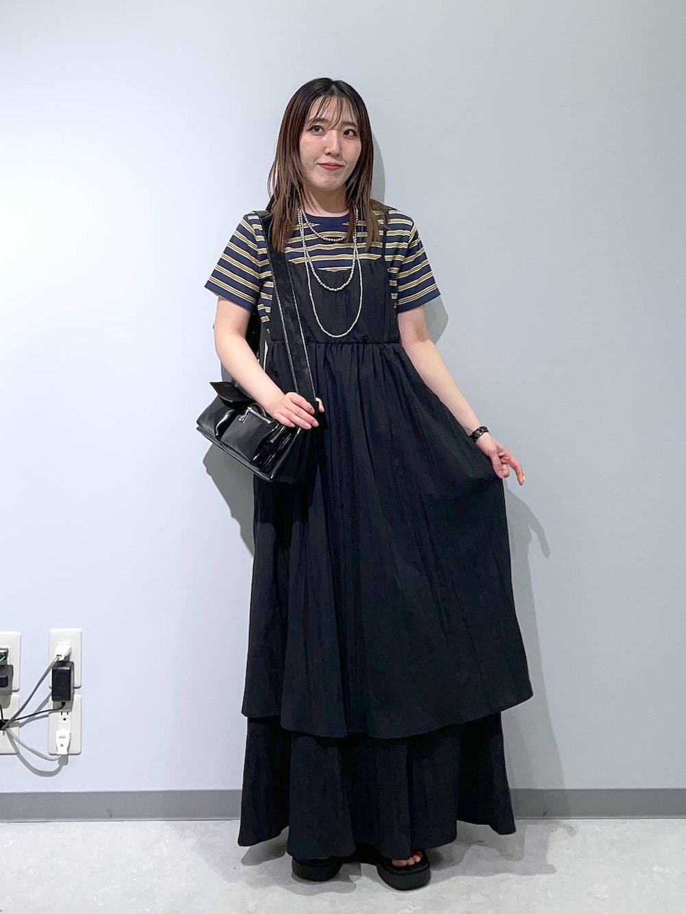 「低身長、カジュアル、ベーシック/シンプル、高見え、ゆったり、モノトーン、シンプルコーデ、大人カジュアル、きれいめカジュアル」｜「GLOBAL WORKのダブルポケットPUショルダー/248395（ショルダーバッグ、ブラック系）」を使った、manaさん（レディース・153cm）の春コーディネートの2枚目の写真
