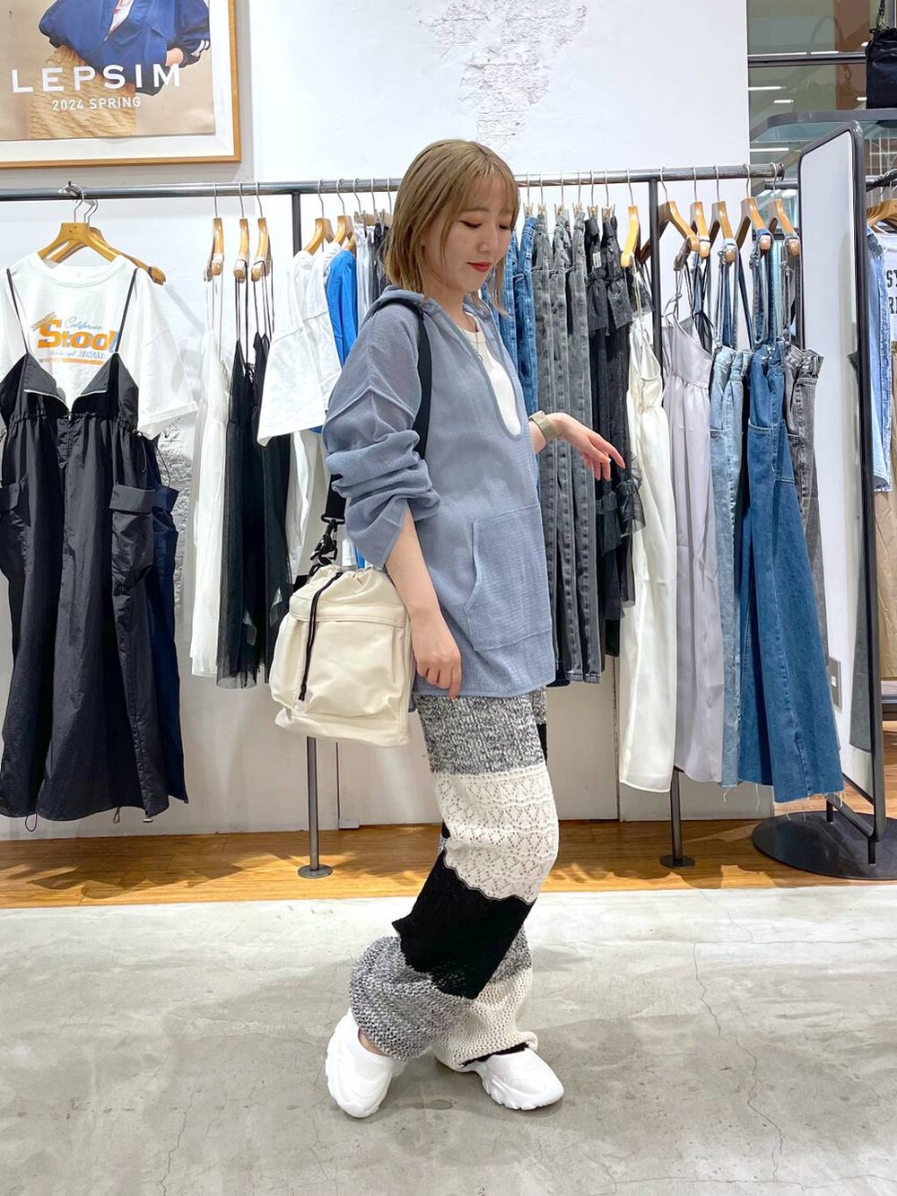 グレー系のその他パンツ、ホワイト系のタンクトップ、ブルー系のパーカーを着用したレディースの春コーディネートの2枚目の写真