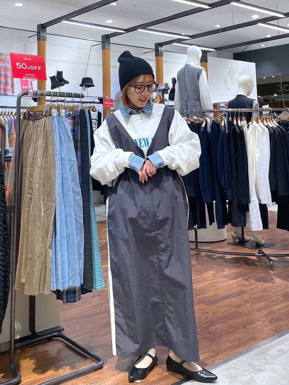 ホワイト系のスウェット、ブルー系のシャツ/ブラウス、ブラック系のパンプスを着用したレディースの春コーディネートの4枚目の写真