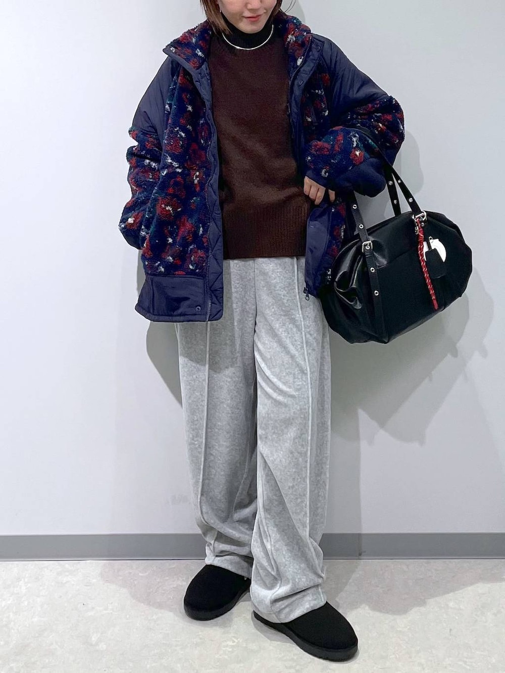 ブルー系のその他アウター、グレー系のその他パンツ、ブラウン系のニット/セーターを着用したレディースの冬コーディネートの4枚目の写真