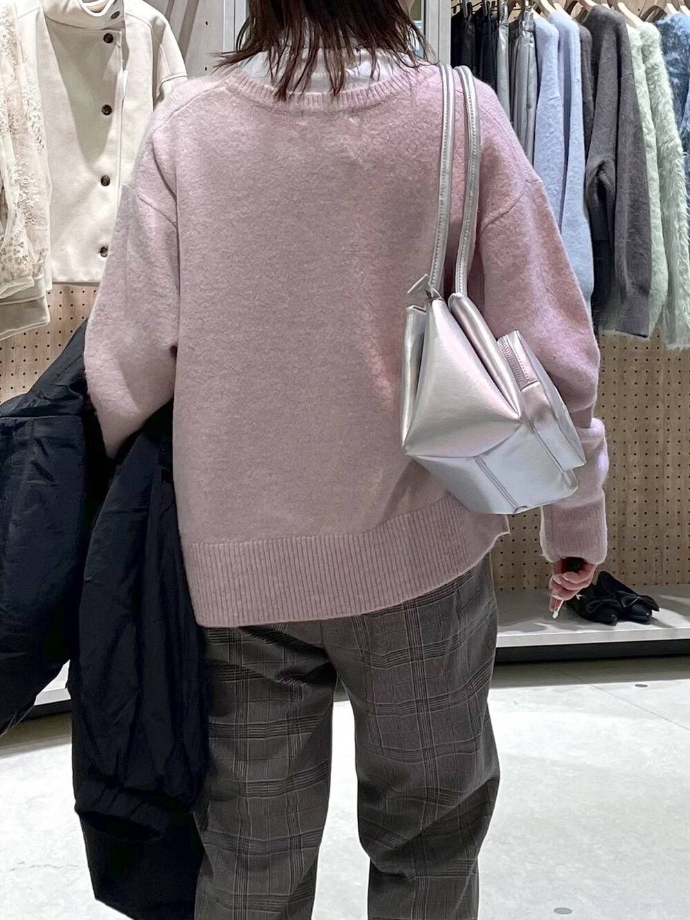 グレー系のその他パンツ、ホワイト系のTシャツ/カットソー、ブラック系のブーツを着用したレディースの冬コーディネートの4枚目の写真