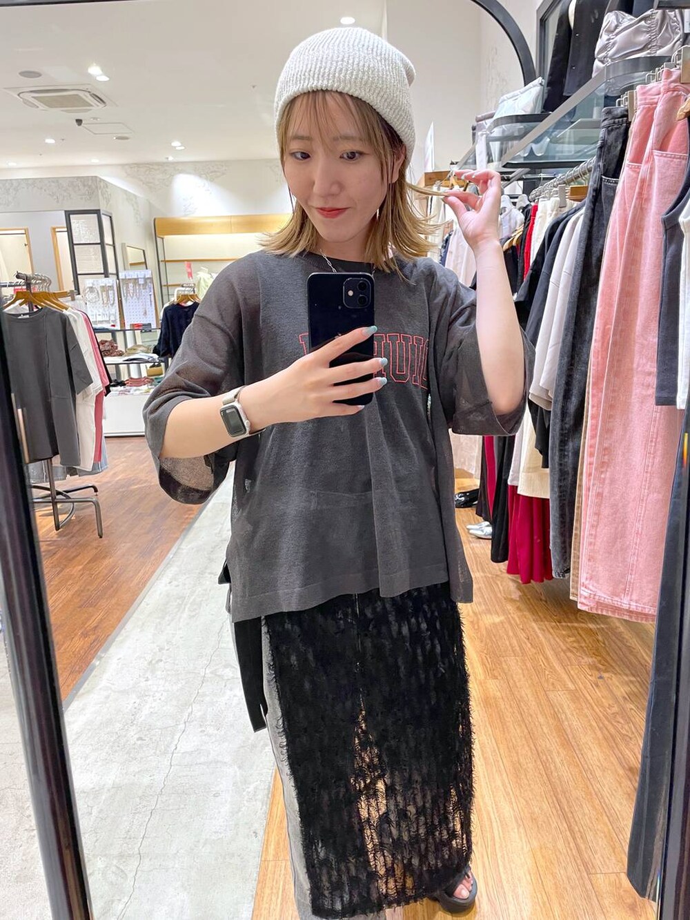 グレー系のその他トップス、ブラック系のスカート、グレー系のデニムパンツを着用したレディースの夏コーディネートの2枚目の写真