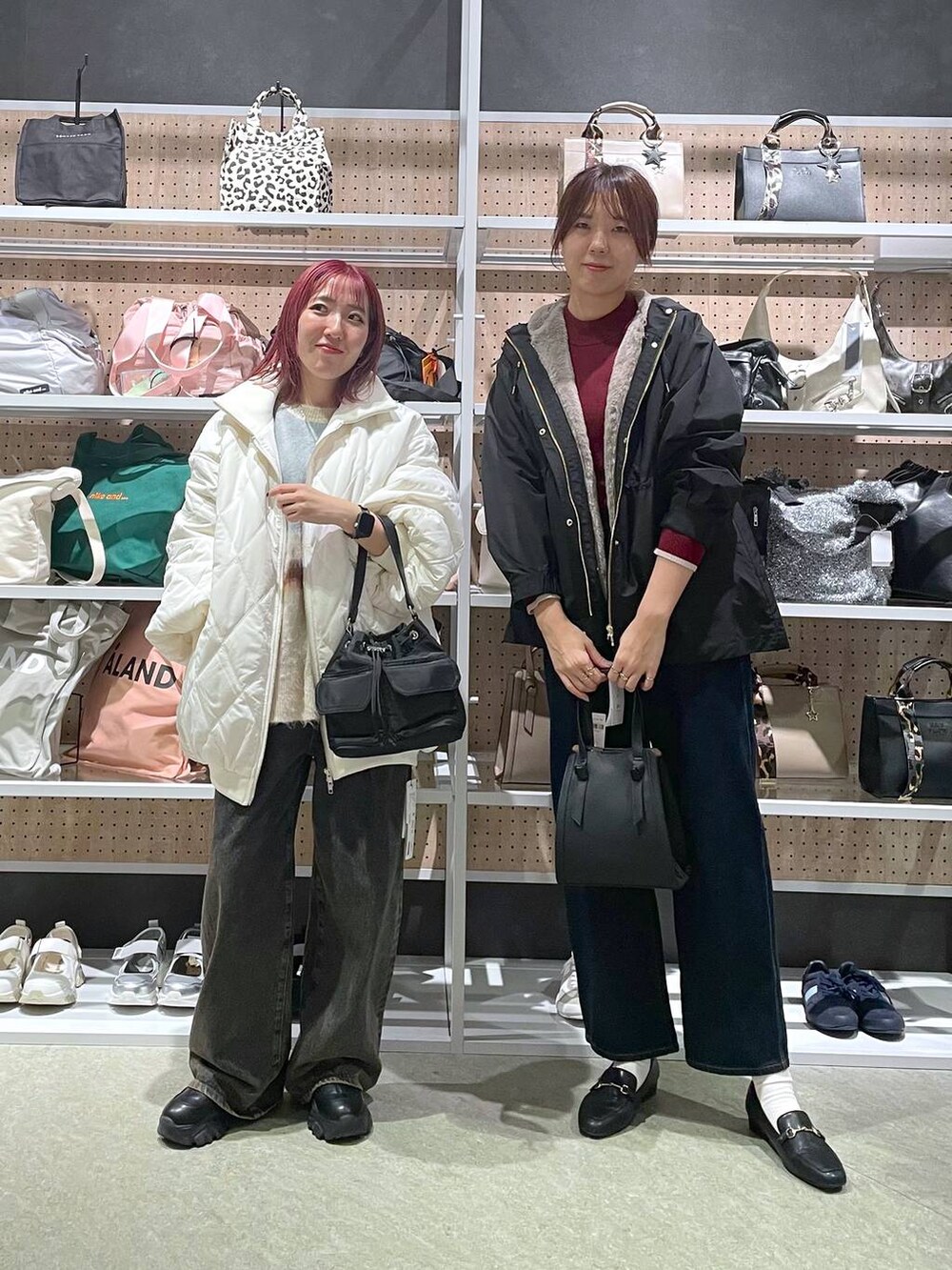 「カジュアル、ベーシック/シンプル、体型カバー、高見え、ゆったり、LEPSIM、低身長」|「GLOBAL WORKの3シーズン撥水マンパ/115433(マウンテンパーカー、ブルー系)」を使った、manaさん(レディース・153cm)の秋コーディネートの2枚目の写真