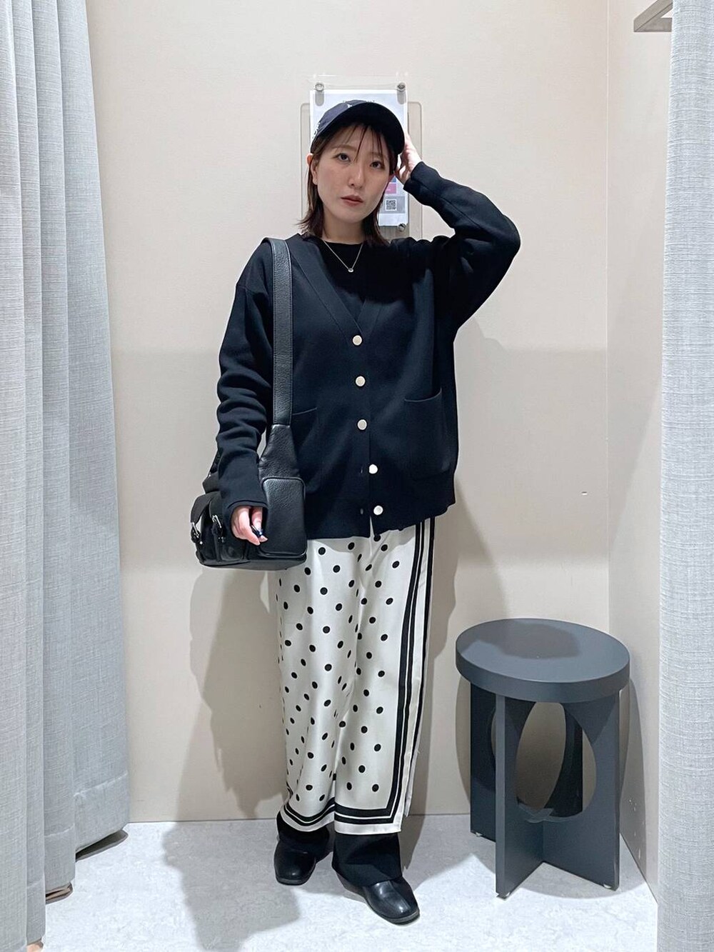 ブラック系のカーディガン/ボレロ、ブラック系のショルダーバッグ、ベージュ系のバンダナ/スカーフを着用したレディースの冬コーディネートの4枚目の写真